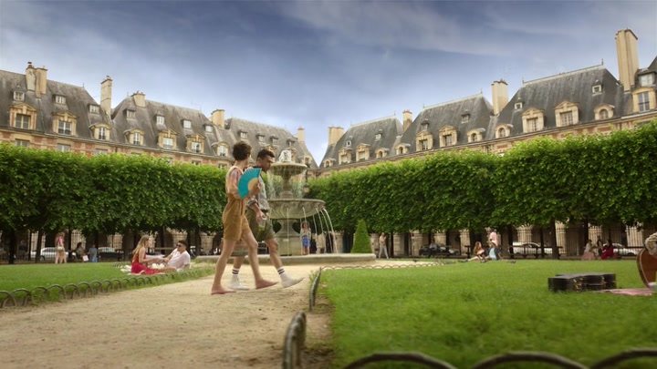 Emily_in_Paris_S02E07_WEBRip_x264-ION10_0449.jpg