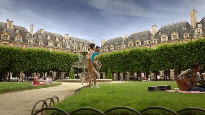 Emily_in_Paris_S02E07_WEBRip_x264-ION10_0451.jpg
