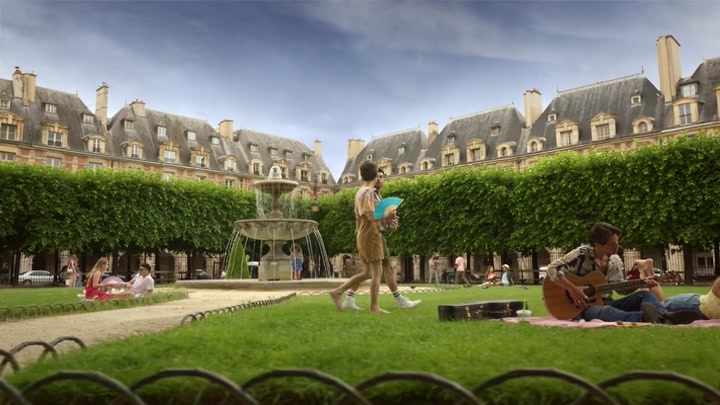 Emily_in_Paris_S02E07_WEBRip_x264-ION10_0453.jpg