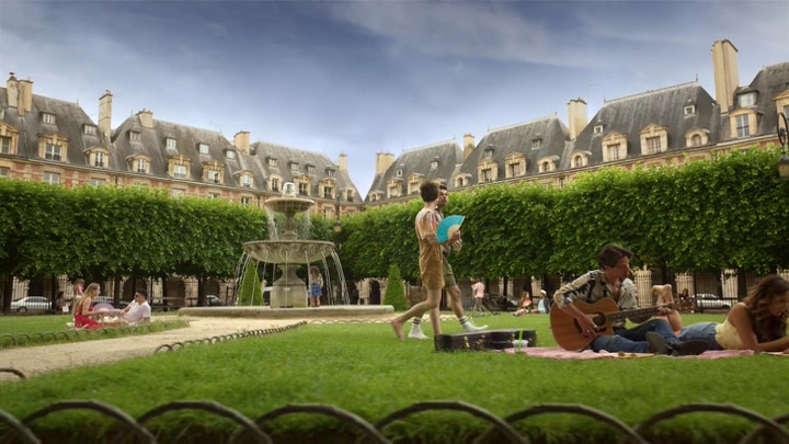 Emily_in_Paris_S02E07_WEBRip_x264-ION10_0454.jpg