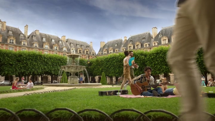 Emily_in_Paris_S02E07_WEBRip_x264-ION10_0456.jpg
