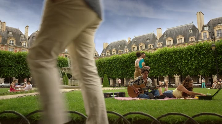 Emily_in_Paris_S02E07_WEBRip_x264-ION10_0457.jpg