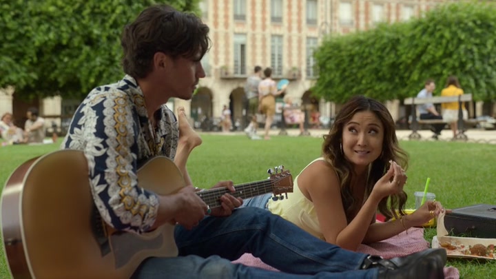 Emily_in_Paris_S02E07_WEBRip_x264-ION10_0479.jpg