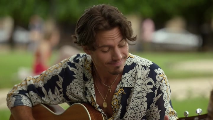 Emily_in_Paris_S02E07_WEBRip_x264-ION10_0485.jpg