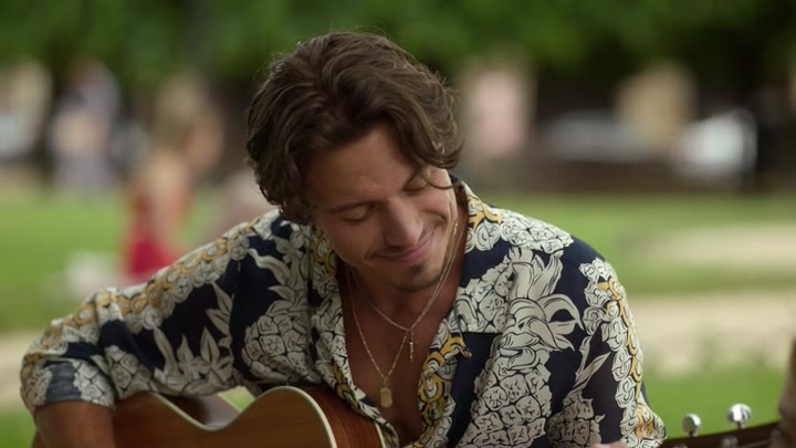 Emily_in_Paris_S02E07_WEBRip_x264-ION10_0486.jpg