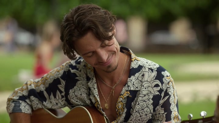 Emily_in_Paris_S02E07_WEBRip_x264-ION10_0487.jpg