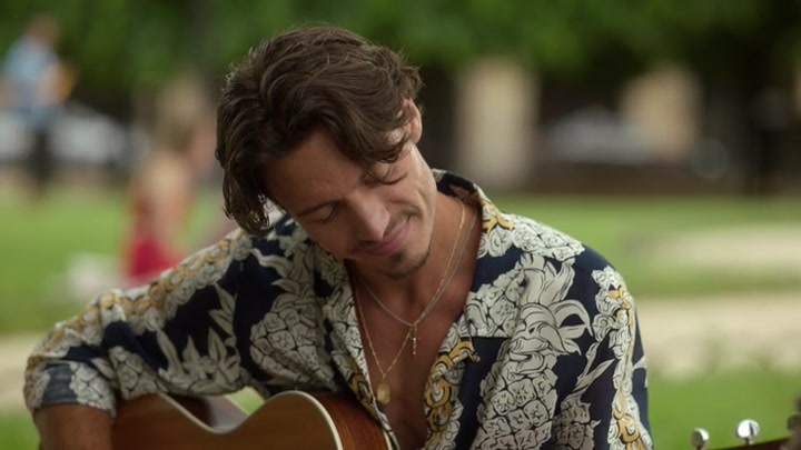 Emily_in_Paris_S02E07_WEBRip_x264-ION10_0490.jpg