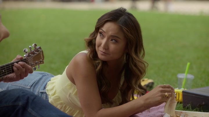 Emily_in_Paris_S02E07_WEBRip_x264-ION10_0492.jpg