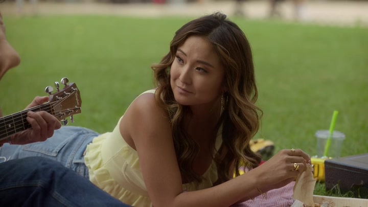 Emily_in_Paris_S02E07_WEBRip_x264-ION10_0493.jpg