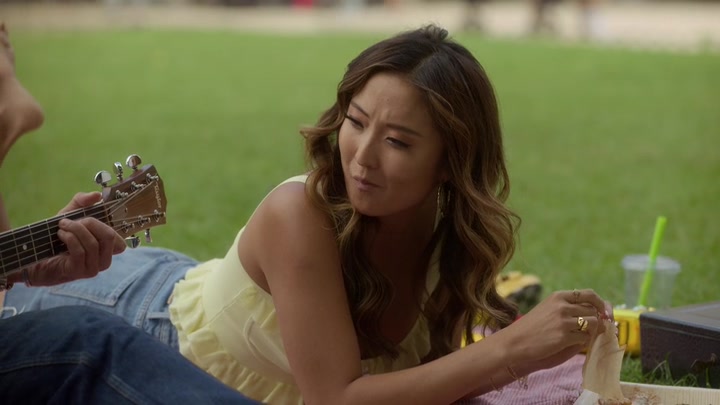 Emily_in_Paris_S02E07_WEBRip_x264-ION10_0494.jpg