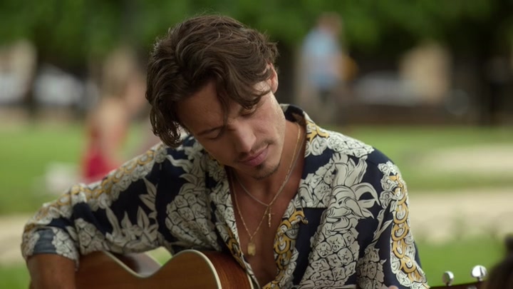 Emily_in_Paris_S02E07_WEBRip_x264-ION10_0496.jpg