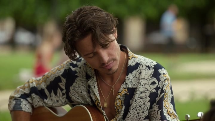 Emily_in_Paris_S02E07_WEBRip_x264-ION10_0498.jpg