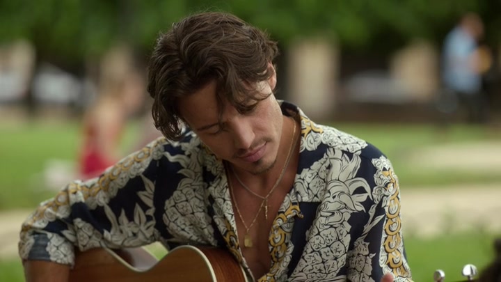 Emily_in_Paris_S02E07_WEBRip_x264-ION10_0503.jpg