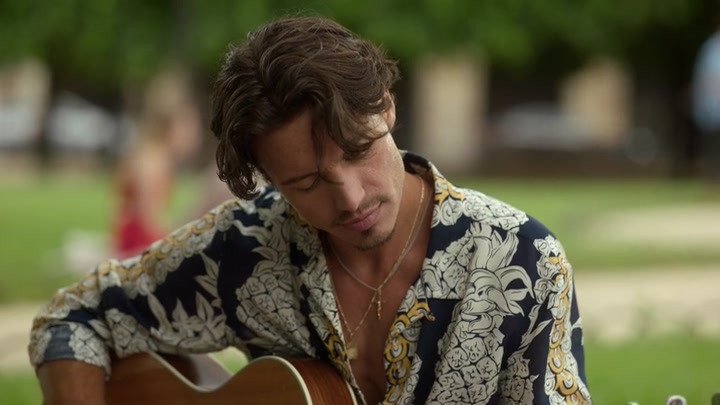 Emily_in_Paris_S02E07_WEBRip_x264-ION10_0504.jpg