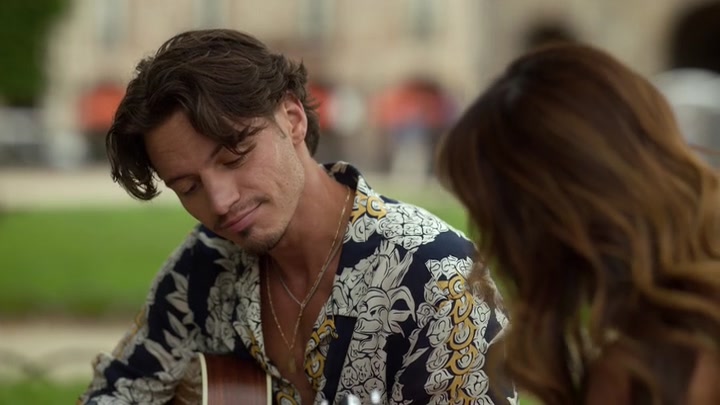 Emily_in_Paris_S02E07_WEBRip_x264-ION10_0518.jpg