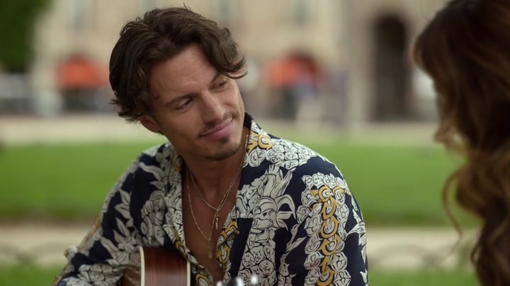 Emily_in_Paris_S02E07_WEBRip_x264-ION10_0520.jpg