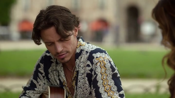 Emily_in_Paris_S02E07_WEBRip_x264-ION10_0521.jpg