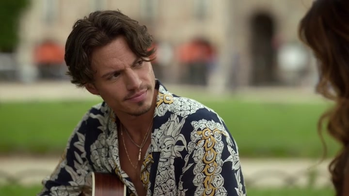 Emily_in_Paris_S02E07_WEBRip_x264-ION10_0522.jpg