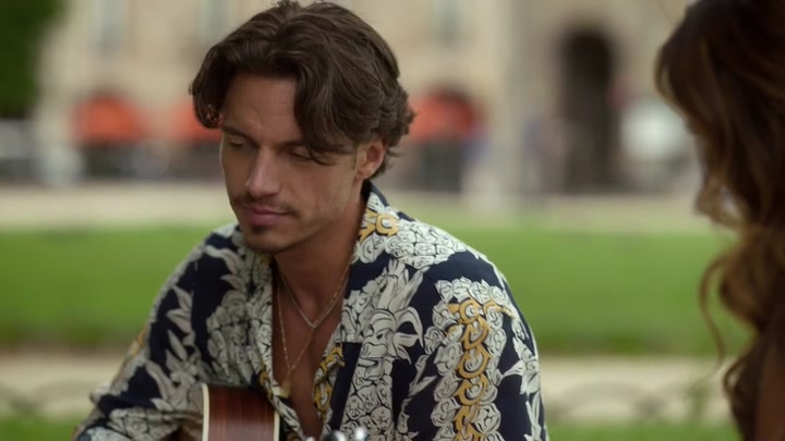 Emily_in_Paris_S02E07_WEBRip_x264-ION10_0523.jpg