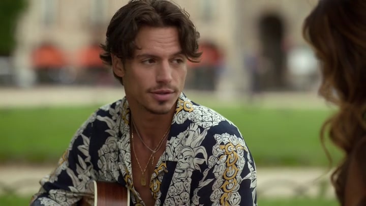 Emily_in_Paris_S02E07_WEBRip_x264-ION10_0524.jpg