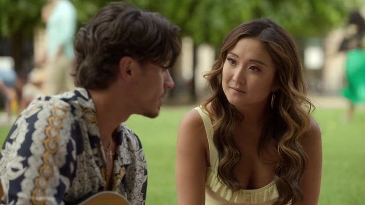 Emily_in_Paris_S02E07_WEBRip_x264-ION10_0533.jpg