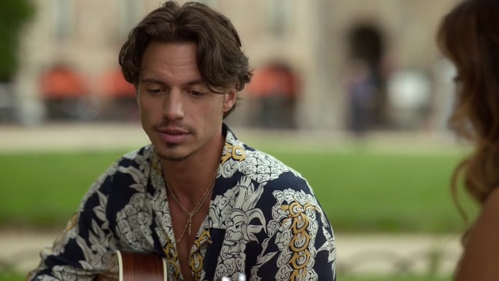 Emily_in_Paris_S02E07_WEBRip_x264-ION10_0535.jpg