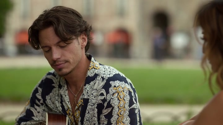 Emily_in_Paris_S02E07_WEBRip_x264-ION10_0546.jpg
