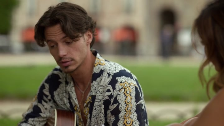 Emily_in_Paris_S02E07_WEBRip_x264-ION10_0550.jpg