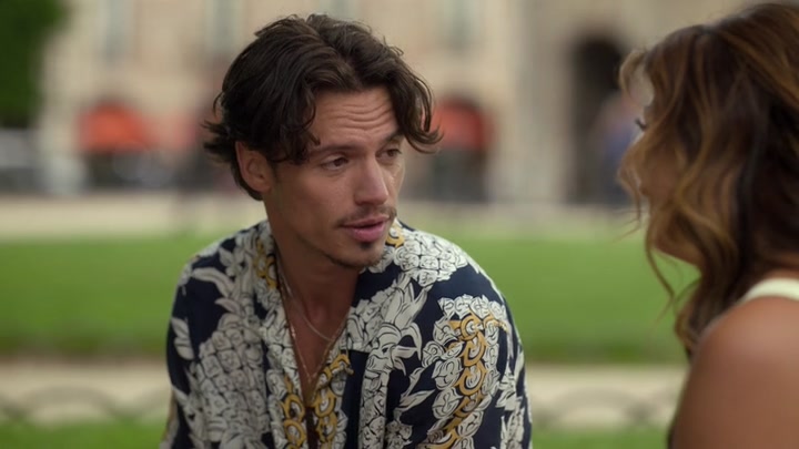 Emily_in_Paris_S02E07_WEBRip_x264-ION10_0567.jpg