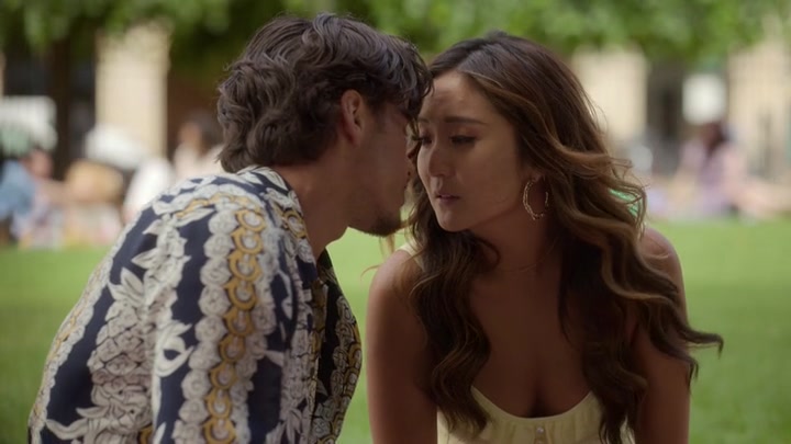 Emily_in_Paris_S02E07_WEBRip_x264-ION10_0582.jpg