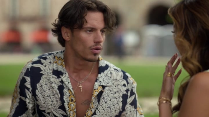 Emily_in_Paris_S02E07_WEBRip_x264-ION10_0586.jpg