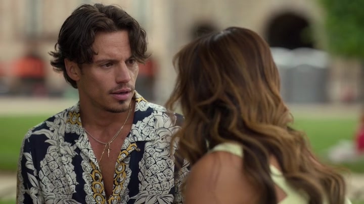 Emily_in_Paris_S02E07_WEBRip_x264-ION10_0592.jpg