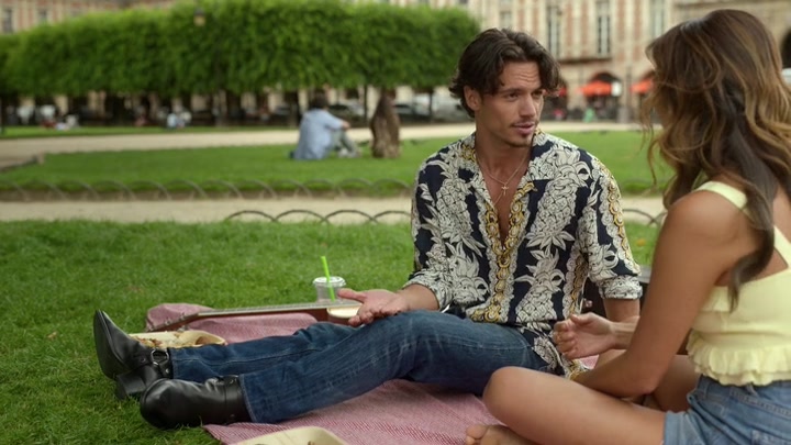Emily_in_Paris_S02E07_WEBRip_x264-ION10_0607.jpg