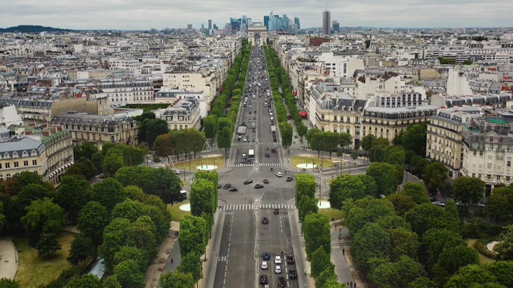 Emily_in_Paris_S02E07_WEBRip_x264-ION10_0629.jpg