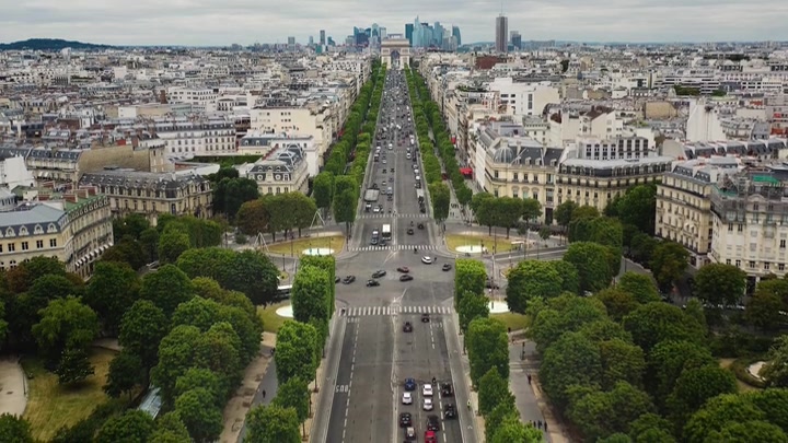 Emily_in_Paris_S02E07_WEBRip_x264-ION10_0630.jpg