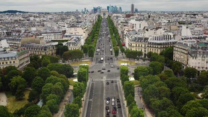 Emily_in_Paris_S02E07_WEBRip_x264-ION10_0631.jpg