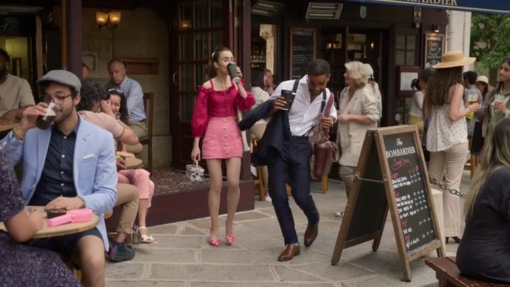 Emily_in_Paris_S02E07_WEBRip_x264-ION10_0644.jpg