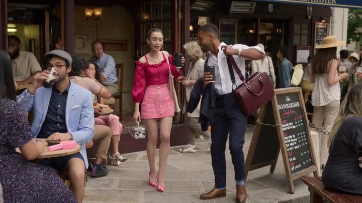 Emily_in_Paris_S02E07_WEBRip_x264-ION10_0646.jpg