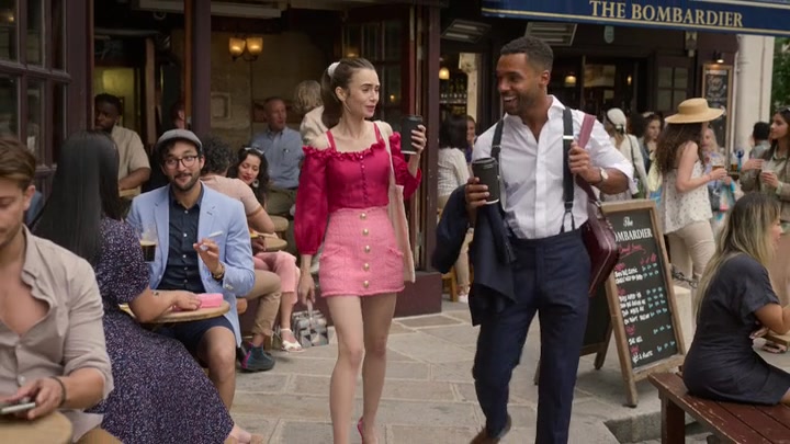 Emily_in_Paris_S02E07_WEBRip_x264-ION10_0649.jpg