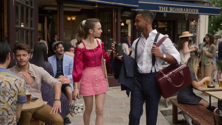 Emily_in_Paris_S02E07_WEBRip_x264-ION10_0652.jpg