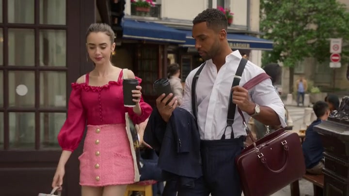 Emily_in_Paris_S02E07_WEBRip_x264-ION10_0663.jpg
