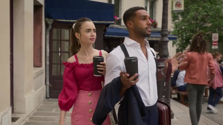 Emily_in_Paris_S02E07_WEBRip_x264-ION10_0674.jpg