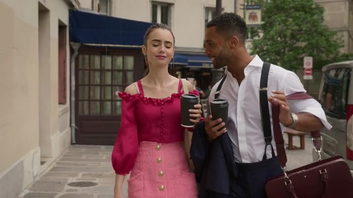 Emily_in_Paris_S02E07_WEBRip_x264-ION10_0679.jpg