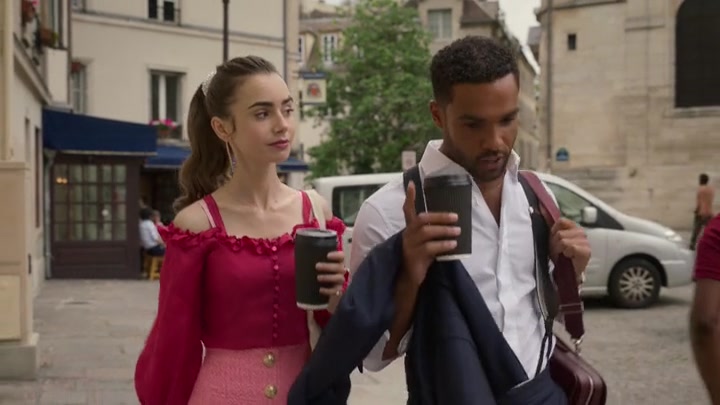 Emily_in_Paris_S02E07_WEBRip_x264-ION10_0696.jpg
