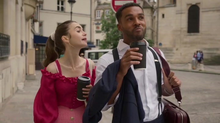 Emily_in_Paris_S02E07_WEBRip_x264-ION10_0713.jpg
