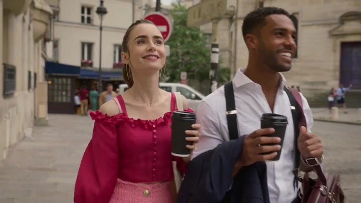 Emily_in_Paris_S02E07_WEBRip_x264-ION10_0719.jpg