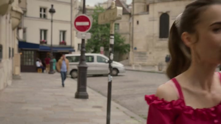 Emily_in_Paris_S02E07_WEBRip_x264-ION10_0722.jpg