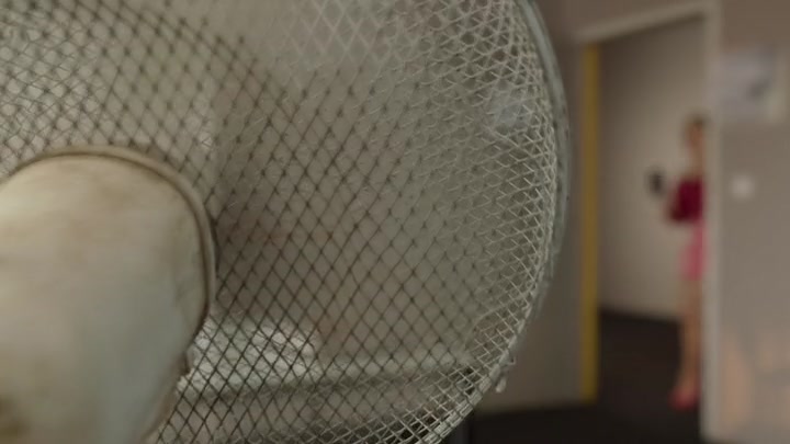 Emily_in_Paris_S02E07_WEBRip_x264-ION10_0727.jpg
