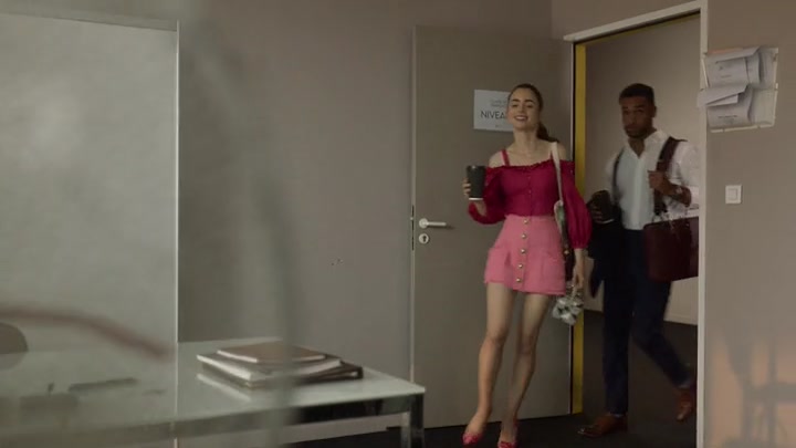 Emily_in_Paris_S02E07_WEBRip_x264-ION10_0729.jpg