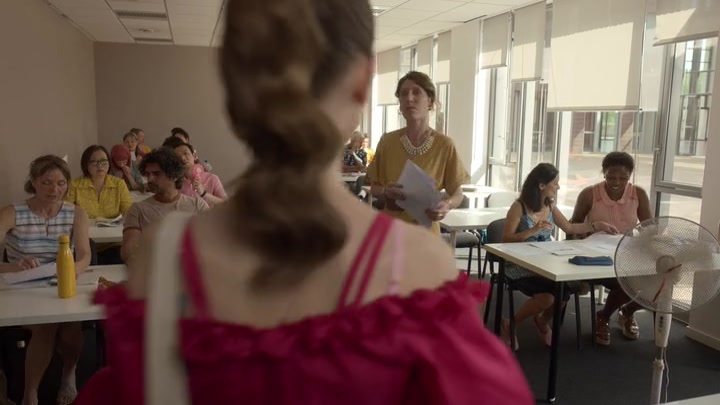 Emily_in_Paris_S02E07_WEBRip_x264-ION10_0733.jpg